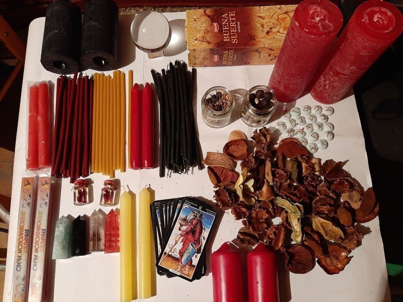Insumos de trabajo espiritual: velas de todos los colores, runas, incienso, cristales, hierbas secas, frascos y tarot